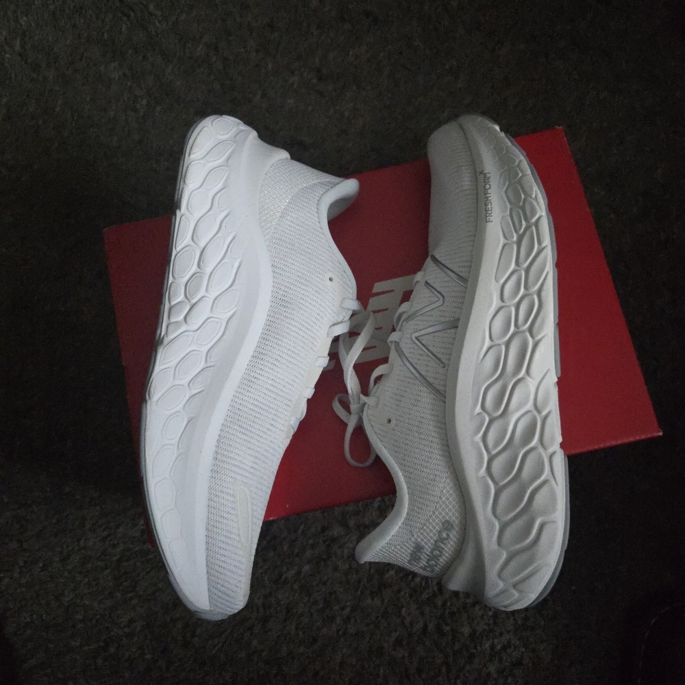 New Balance Women size 11 Fresh Foam Kaiha Rd White and Grey New 012025 - Picture 7 of 8